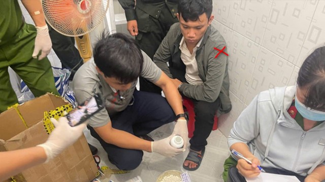 Khám xét nơi ở, bắt khẩn cấp Huỳnh Quốc Hoa Kỳ 